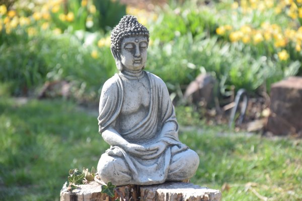 Buddha sitzend Statue grau aus Polyresin Dekofigur Feng Shui Figur 29 cm