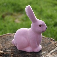 Figur Osterhase sitzend flieder farben beflockt Osterdekoration Hase 10 cm